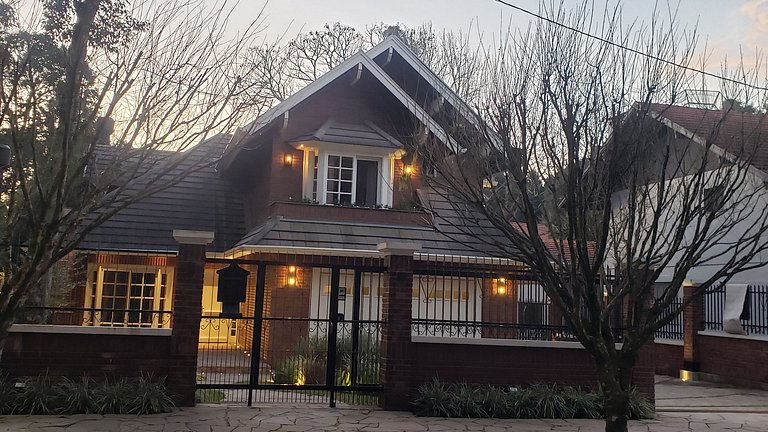 Rosa Casa no Bosque