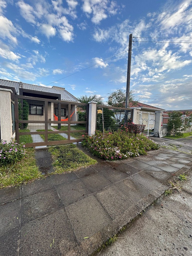 Rosa Casa com Piscina em Capão Novo