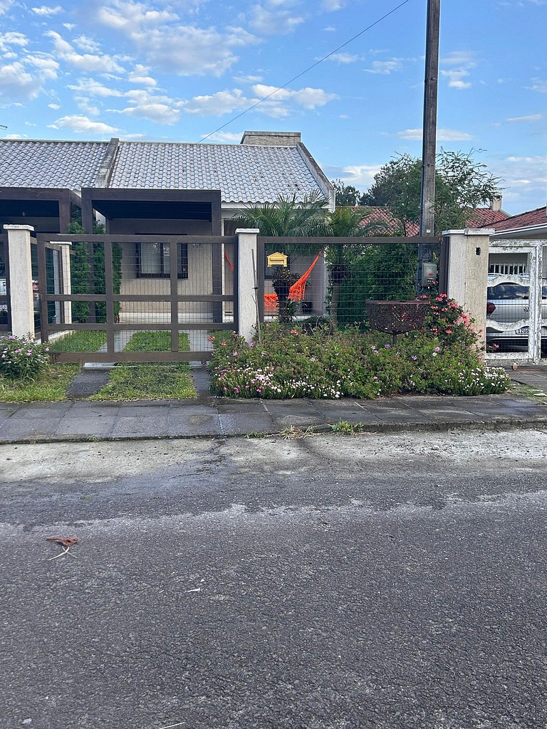 Rosa Casa com Piscina em Capão Novo