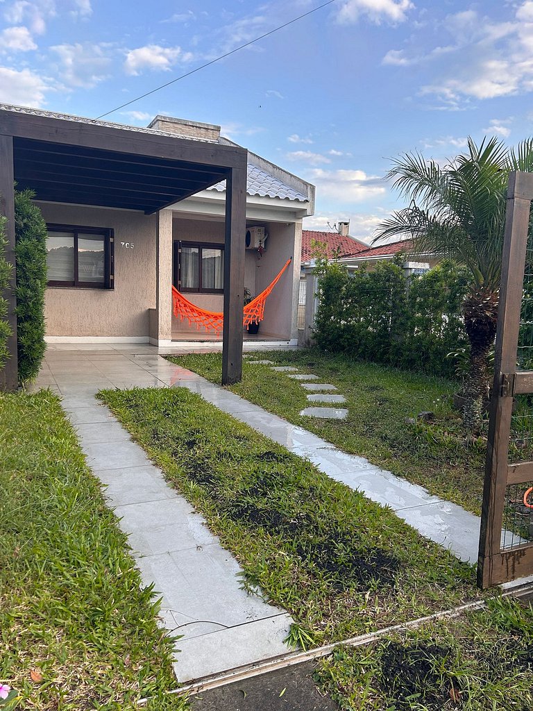 Rosa Casa com Piscina em Capão Novo