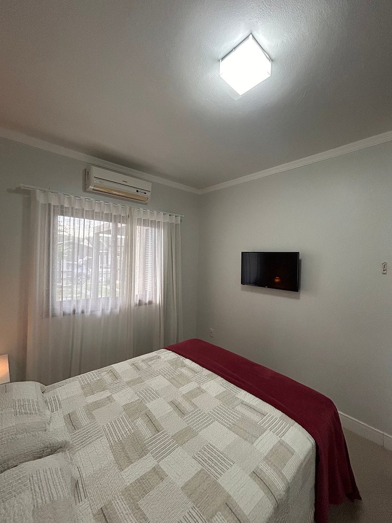 Rosa Casa com Piscina em Capão Novo