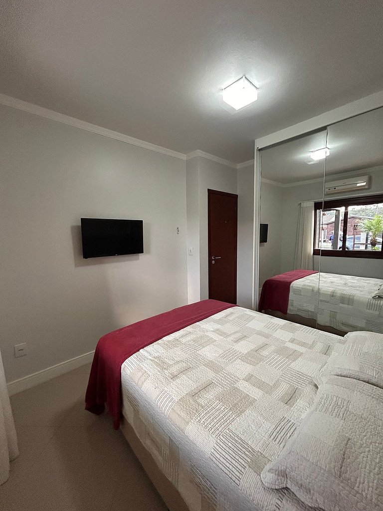 Rosa Casa com Piscina em Capão Novo