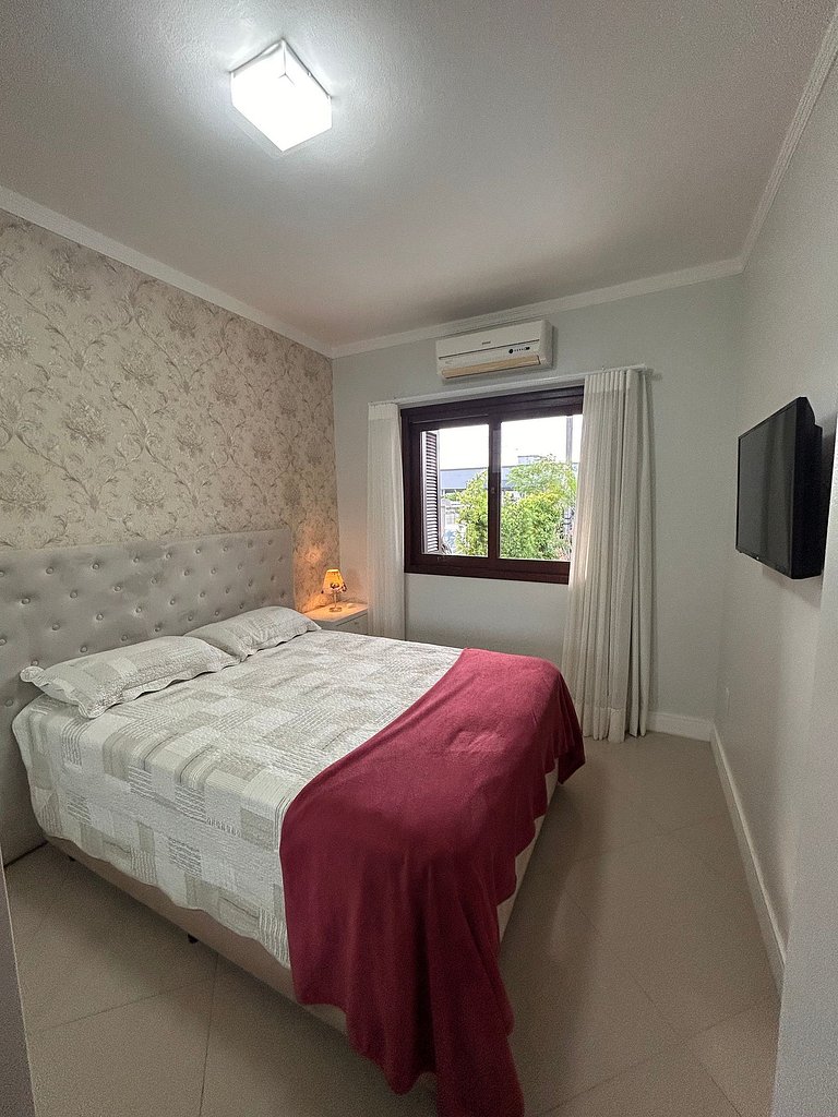 Rosa Casa com Piscina em Capão Novo