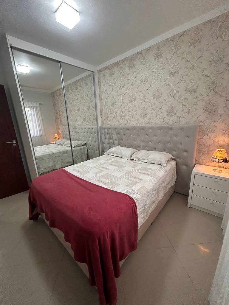 Rosa Casa com Piscina em Capão Novo