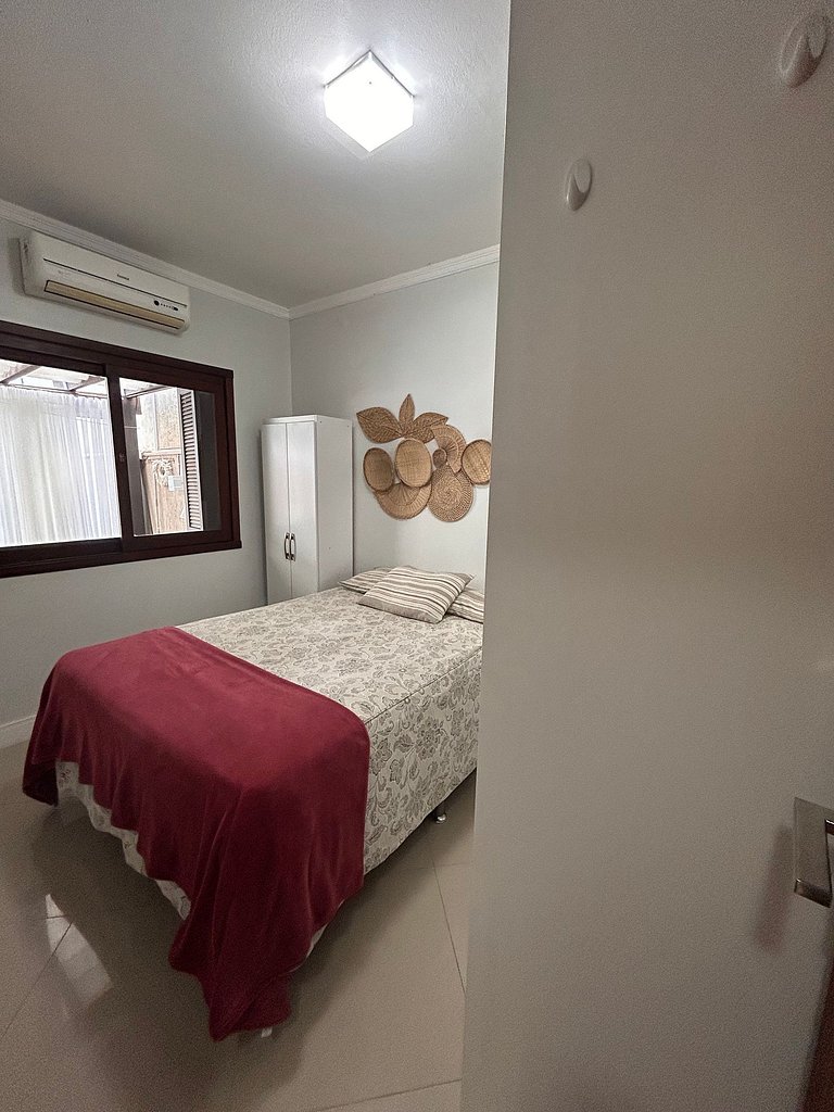 Rosa Casa com Piscina em Capão Novo