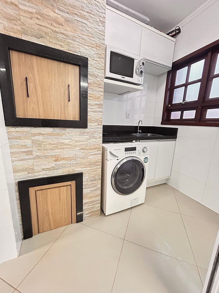 Rosa Casa com Piscina em Capão Novo