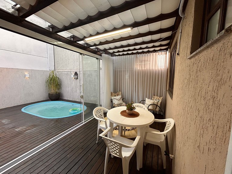 Rosa Casa com Piscina em Capão Novo