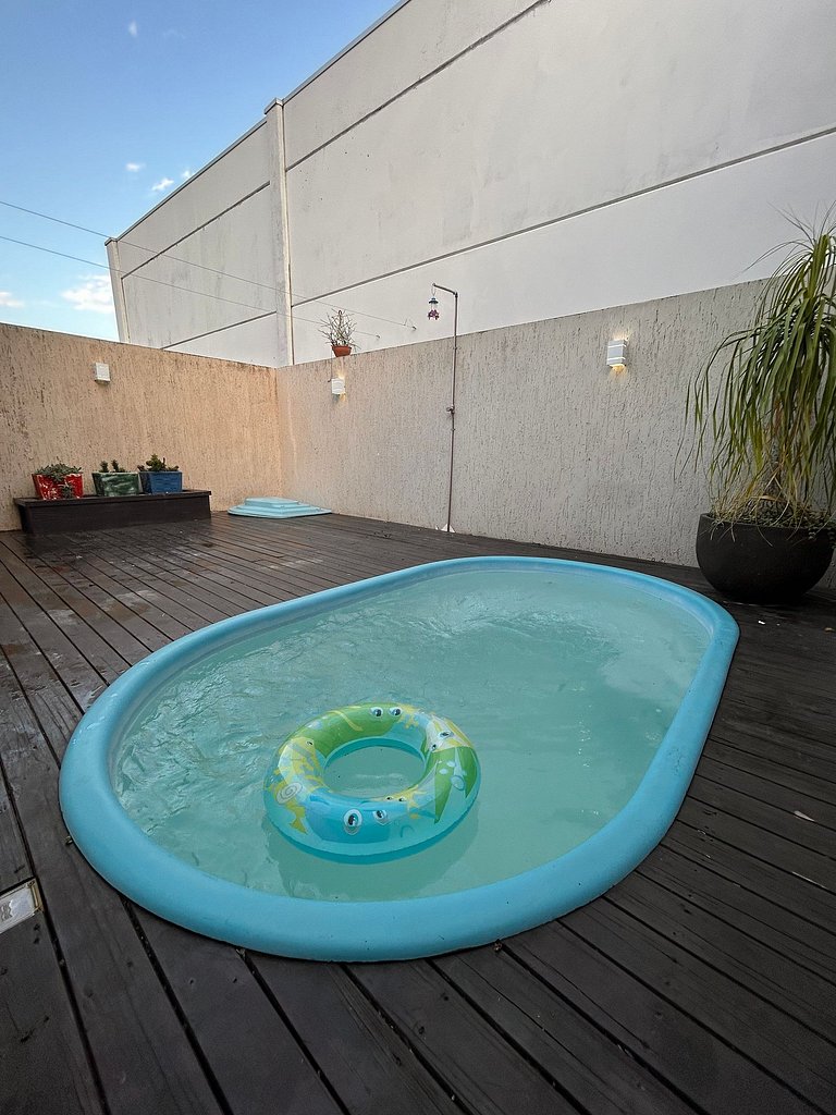 Rosa Casa com Piscina em Capão Novo