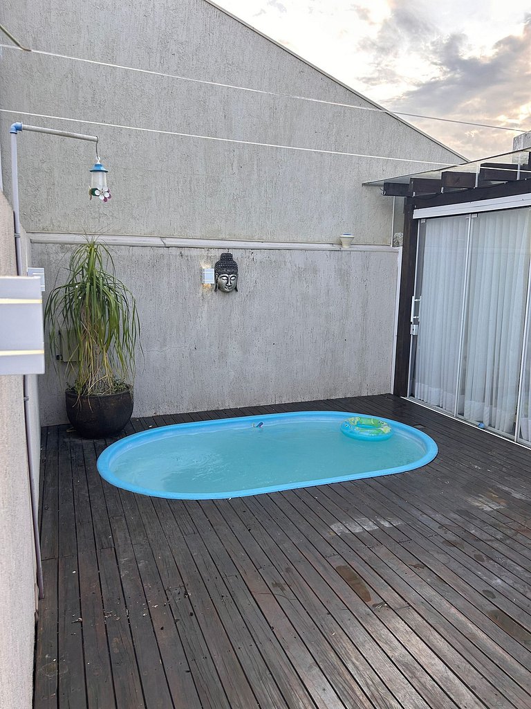 Rosa Casa com Piscina em Capão Novo