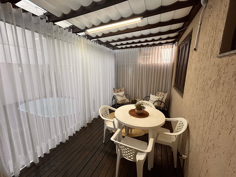 Rosa Casa com Piscina em Capão Novo