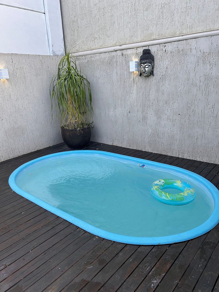 Rosa Casa com Piscina em Capão Novo