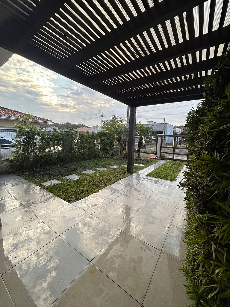 Rosa Casa com Piscina em Capão Novo