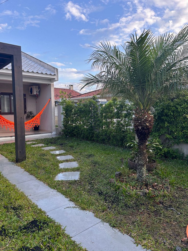 Rosa Casa com Piscina em Capão Novo