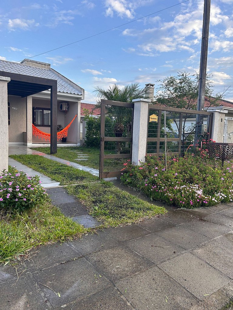 Rosa Casa com Piscina em Capão Novo