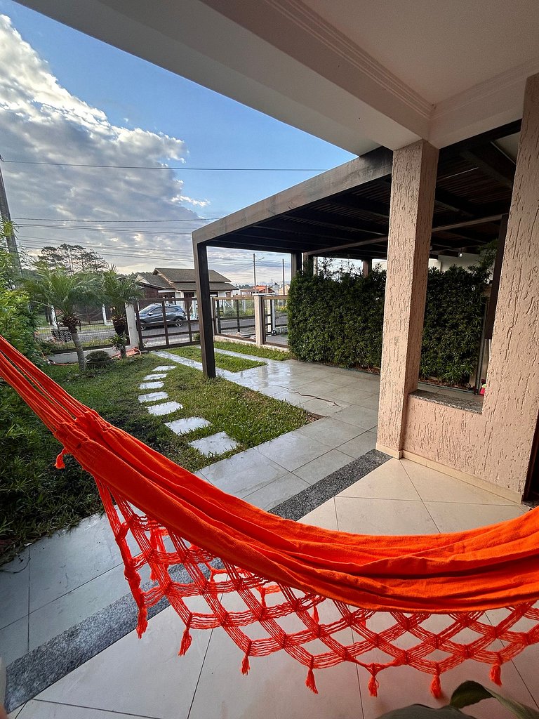 Rosa Casa com Piscina em Capão Novo